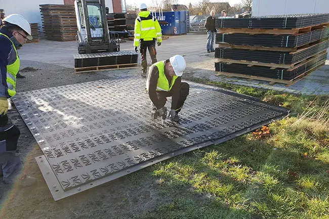Mobile Baustraßen errichten mit den Schwerlastplatten aus bruchfestem Polyethylen Schwerlastplatten aus bruchfestem Polyethylen für mobile Baustraßen