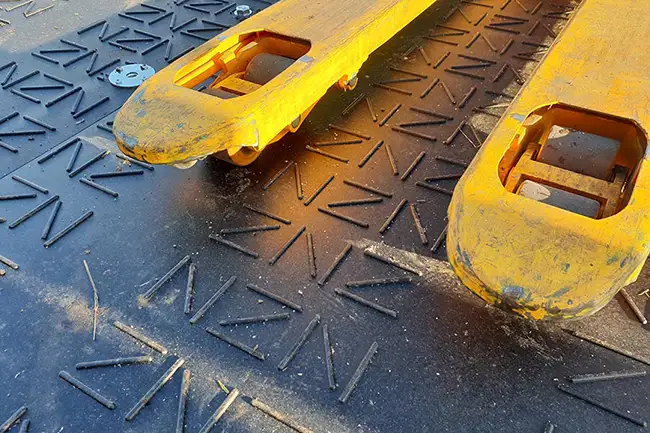 Schwerlastplatte aus bruchfestem Polyethylen für extreme Belastungen Schwerlastplatte aus bruchfestem Polyethylen für mobile Baustraßen