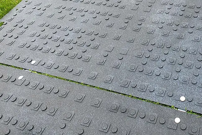 Schwerlastplatte für mobile Baustraßen aus HDPE Kunststoff TERRAtraffic 1 Schwerlastplatte aus Kunststoff für Fahrspuren und mobile Baustraßen