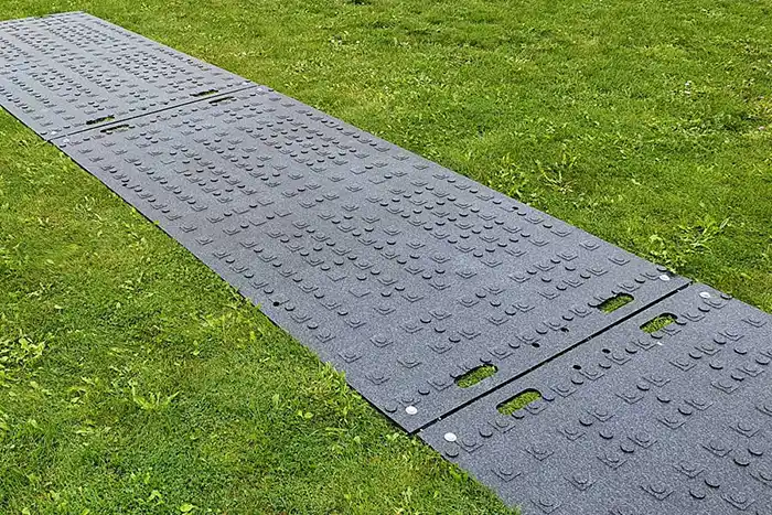 Fahrplatten aus Kunststoff f&uuml;r mobile Baustra&szlig;en und Fahrspuren sicher verbunden