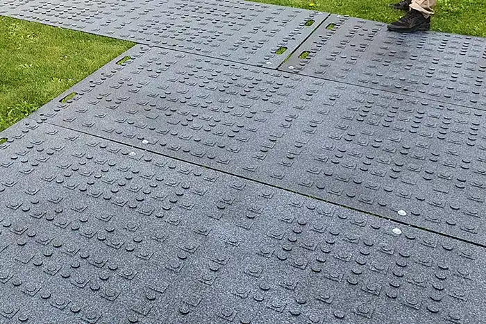 Verbindung der Fahrplatten aus Kunststoff f&uuml;r Fahrspuren und mobile Baustra&szlig;en an allen Seiten m&ouml;glich