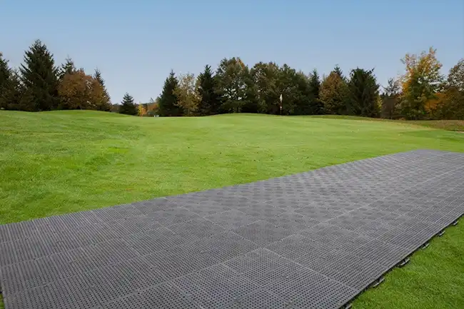 Rasenschutzplatten sch&uuml;tzen gepflegtes Gr&uuml;n auf dem Golfplatz