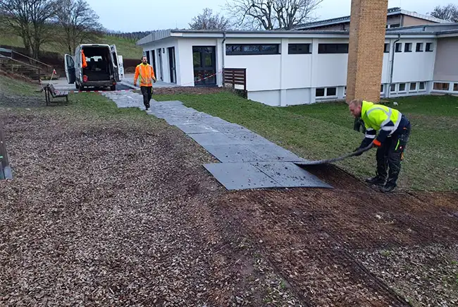 Bodenschutzmatte TERRApublic für temporäre Gewege Universelle Schwerlastmatte für Behelfswege und Parkplätze