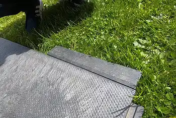 Optionale keilf&ouml;rmige Randleisten werden f&uuml;r einen barrierefreien &Uuml;bergang verwendet, sie vermeiden au&szlig;erdem Stolperfallen