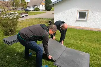 Verbindung Schwerlastmatte TERRApublic durch zwei Personen