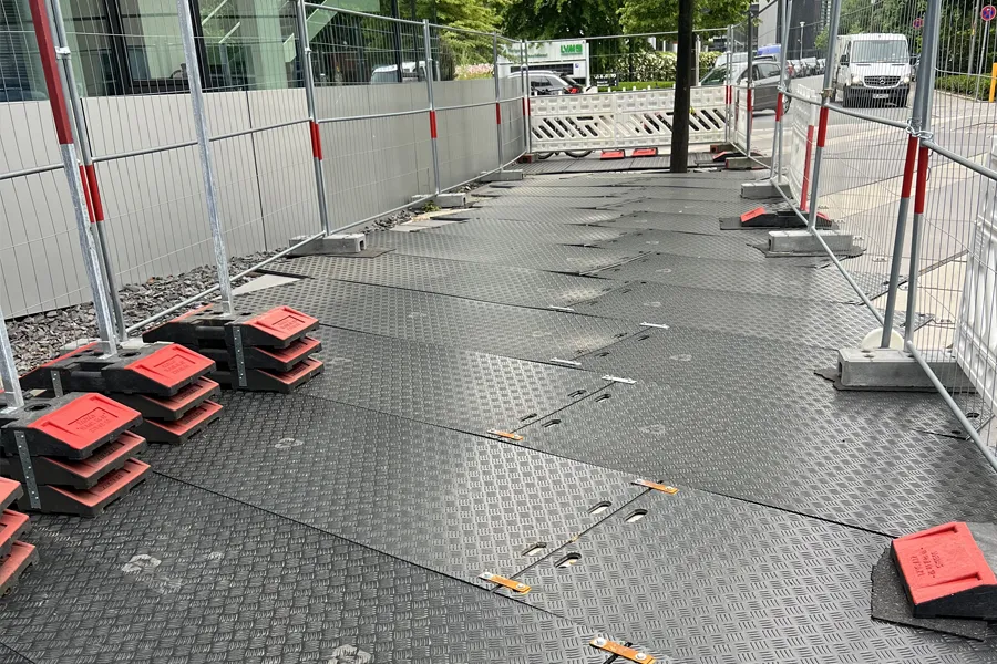 Zeltboden bei Messeauftritt Fahrplatte TERRAflex als Schutzplatte auf Baustelle für Fußgängerweg