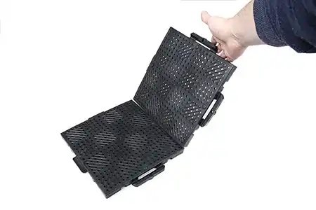 Verbindung Bodenschutzplatten in Verbindungsklammer einlegen