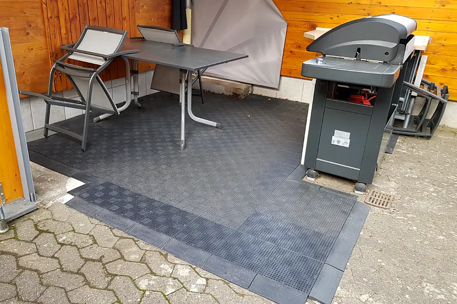 Vorzeltboden mit Keilförmige Randabschlussleiste für Vorzeltboden beim Camping- und im Garten