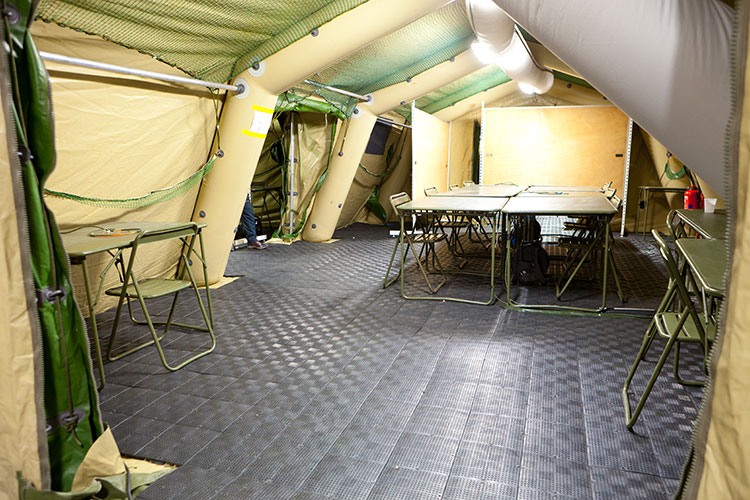 Zeltboden in Militärzelt