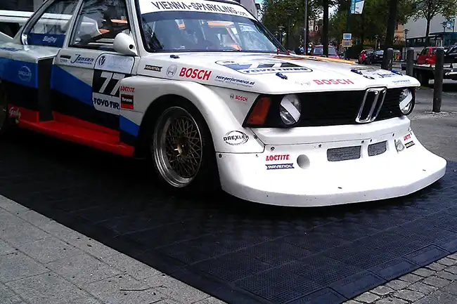 Messeboden Klicksystem mit keilförmiger Seitenrampe Robuster Messeboden