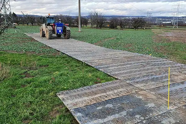 Mobile Baustraßen aus Fahrplatten und Überfahrplatten für schwere Lasten Fahrplatten und Überfahrlatten für mobile Baustraßen bieten Schutz und Sicherheit für Mensch und Maschine