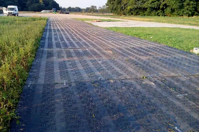 Mobile Baustraßen schützen sensible Untergründe Fahrplatten ausgelegt zur mobilen Baustraße