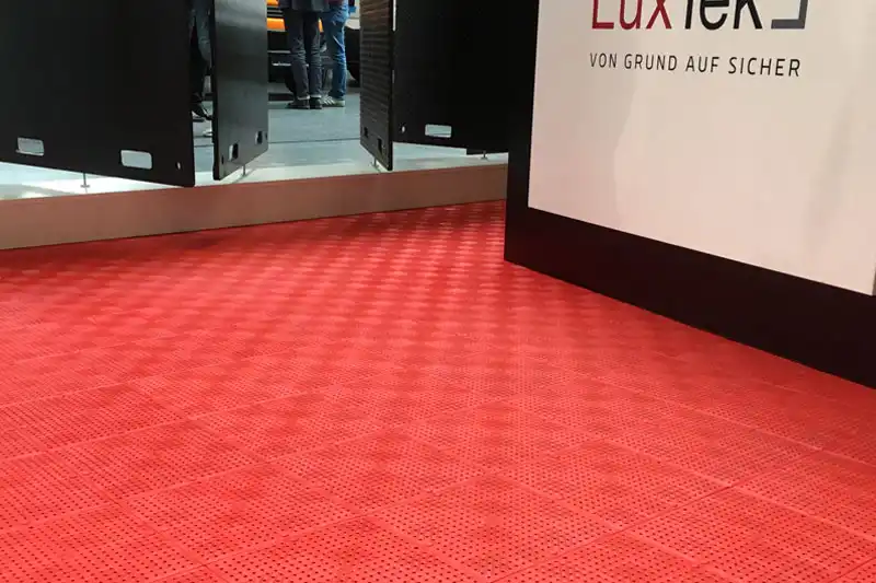 Bodenplatte Colour rot als Messeboden