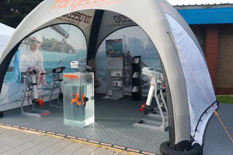 Messeboden in grau unter dem Air-Tent