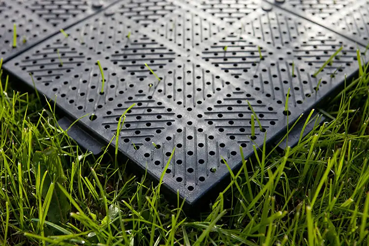 Die Bodenplatten schützen abgedeckte Rasenflächen, Wasser kann versickern, Licht und Luft hindurch dringen Bodenplatte TERRAGUIDE Classic aus Kunststoff als Rasenschutz