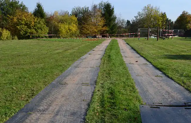 Schwerlastplatte TERRAtrack als Baustra&szlig;e f&uuml;r schweres Ger&auml;t