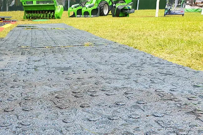 Schwerlastplatte für mobile Fahrstraße Fahrplatte TERRAtraffic 1 als mobile Fahrstraße verlegt