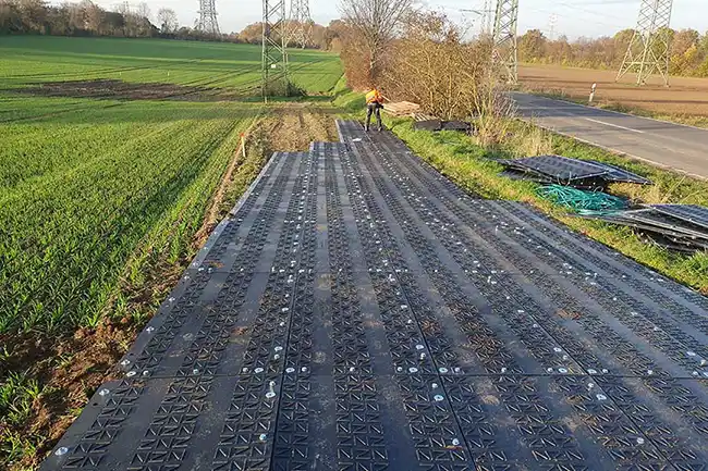 Fl&auml;chenschutz durch Schwerlastplatten auf Ackerfl&auml;chen