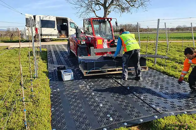 Fl&auml;chenschutz durch Schwerlastplatten auf sensiblen Wiesenfl&auml;chen