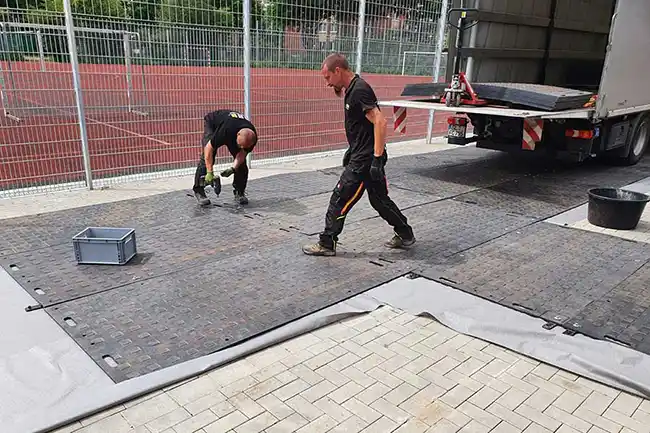 Fahrplatte TERRAtrack aus Kunststoff f&uuml;r Fl&auml;chenschutz von befestigten Untergr&uuml;nden