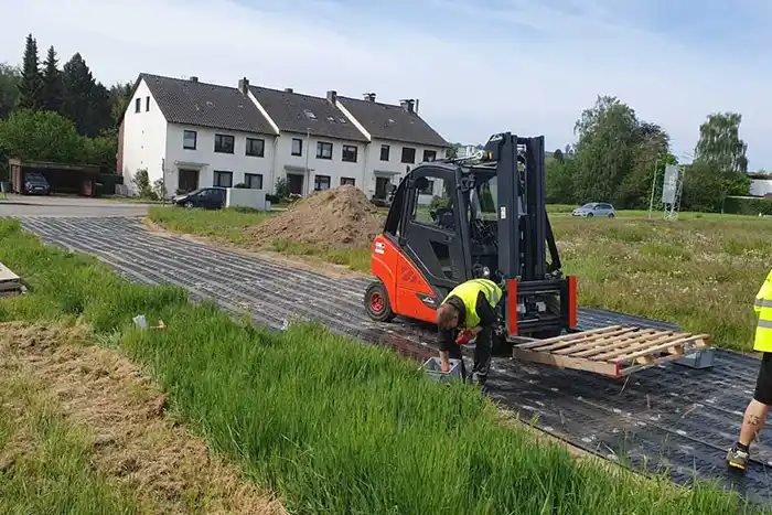 Bauarbeiter und Maschinen werden gesch&uuml;tzt durch Schwerlastplatten