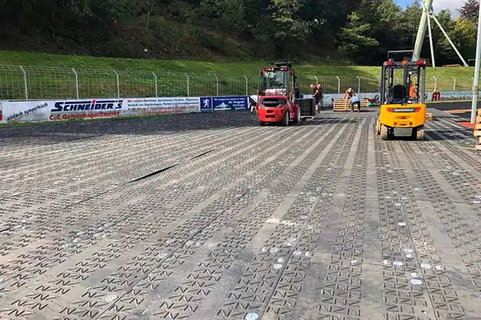 Fl&auml;chenschutz durch Schwerlastplatten z.B. auf Sportpl&auml;tzen