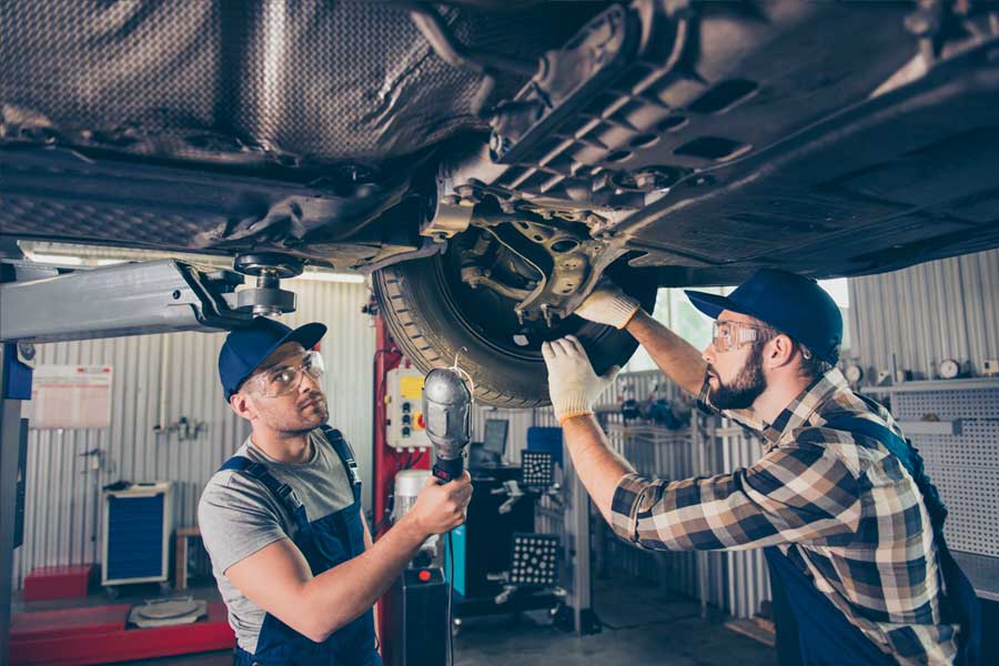 Werkstattboden Schwerlastmatten unter Hebebühe ausgelegt für eine komfortable Arbeitszone