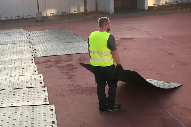 Fahrplatte TERRAtraffic 1 kann von einer Einzelperson verlegt werden