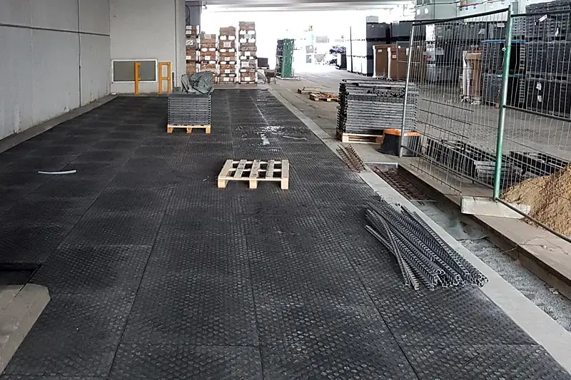 Baustellenmatte TERRAcargo auf Baustelle für sichere temporäre Gehwege, die auch befahren werden können