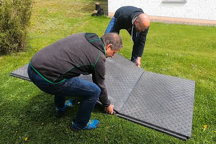 Verbindung Lagerboden-Matte TERRAcargo durch zwei Personen