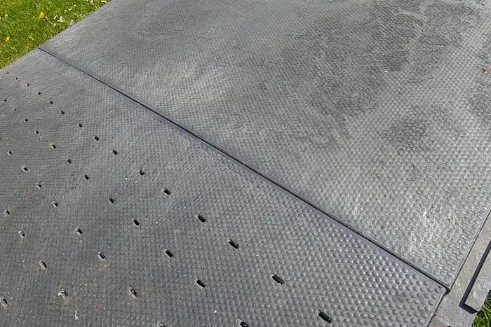 Schwerlastmatten aus Weich-Kunststoff fest verbunden über Falznut, kombinierbar mit Variante TERRApublic Drain mit Entwässerungslöchern